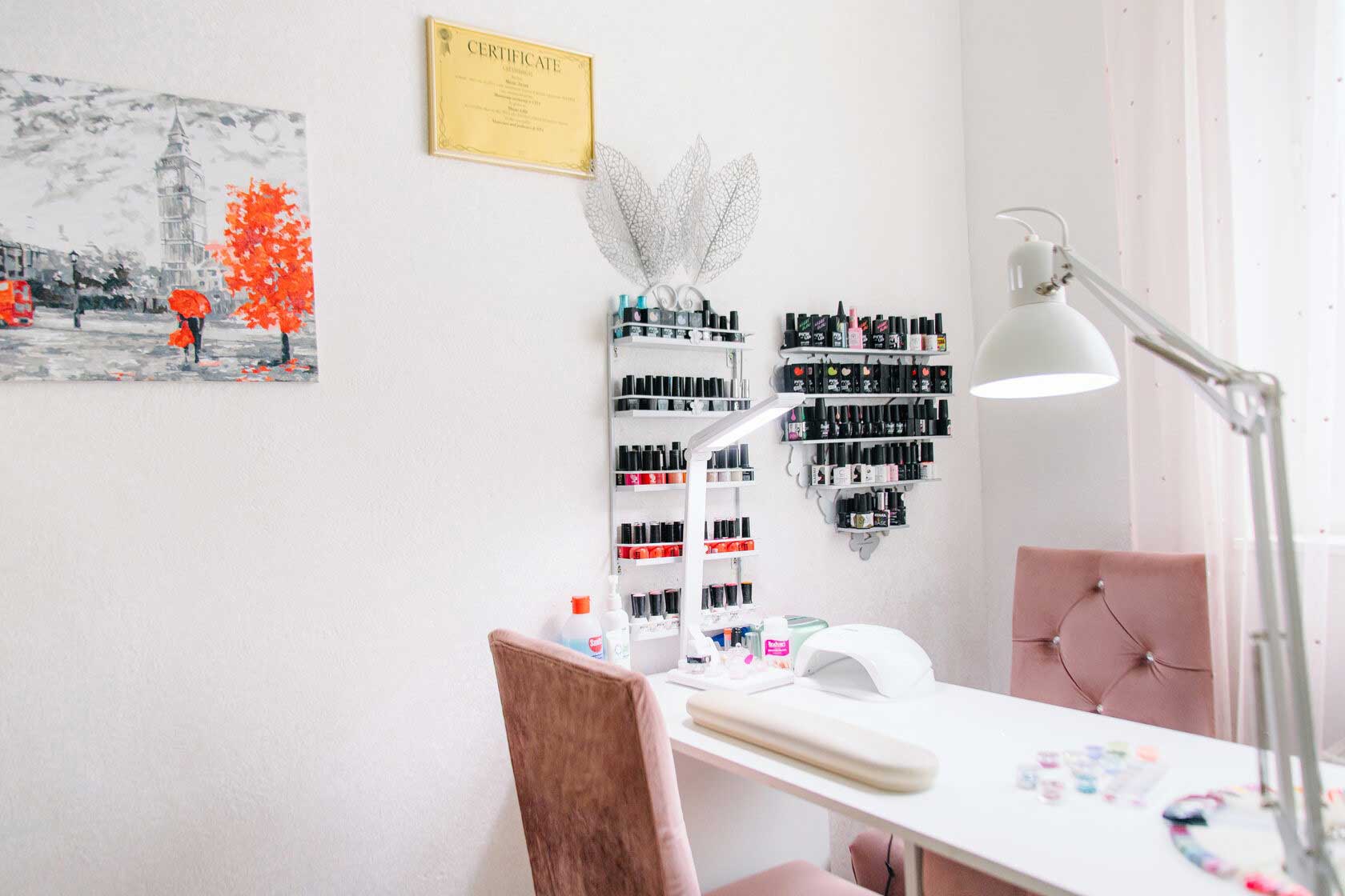 Интерьер салона красоты BEAUTY STUDIO AV - рабочее место мастера маникюра