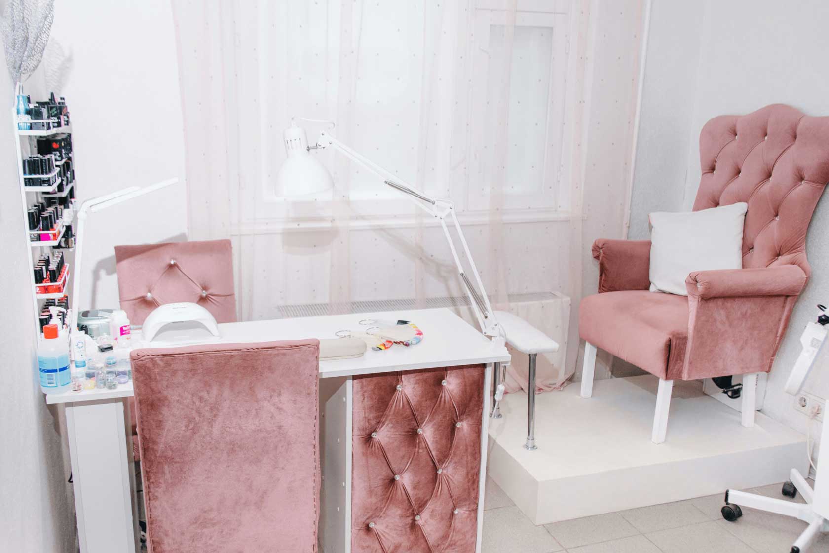 Интерьер салона красоты BEAUTY STUDIO AV - зона маникюра